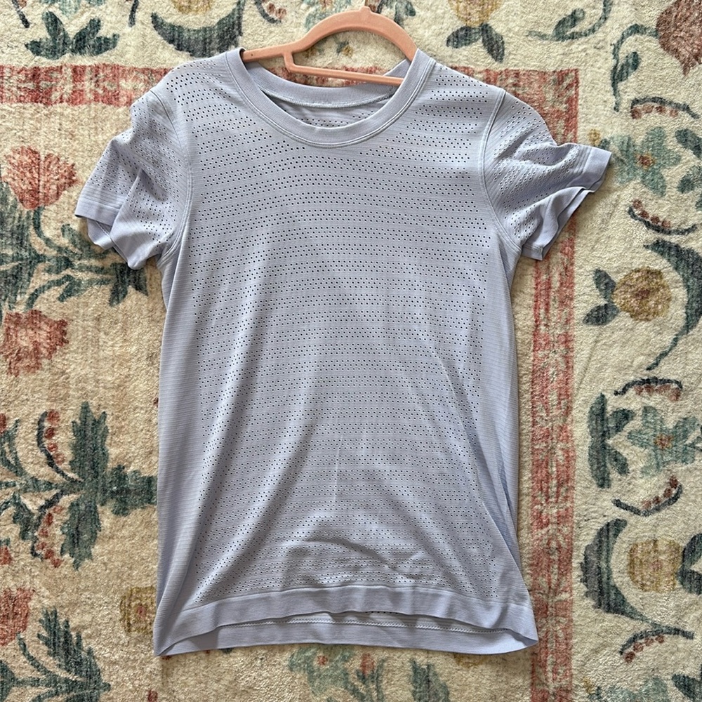 Light purple lululemon top! Size 6!